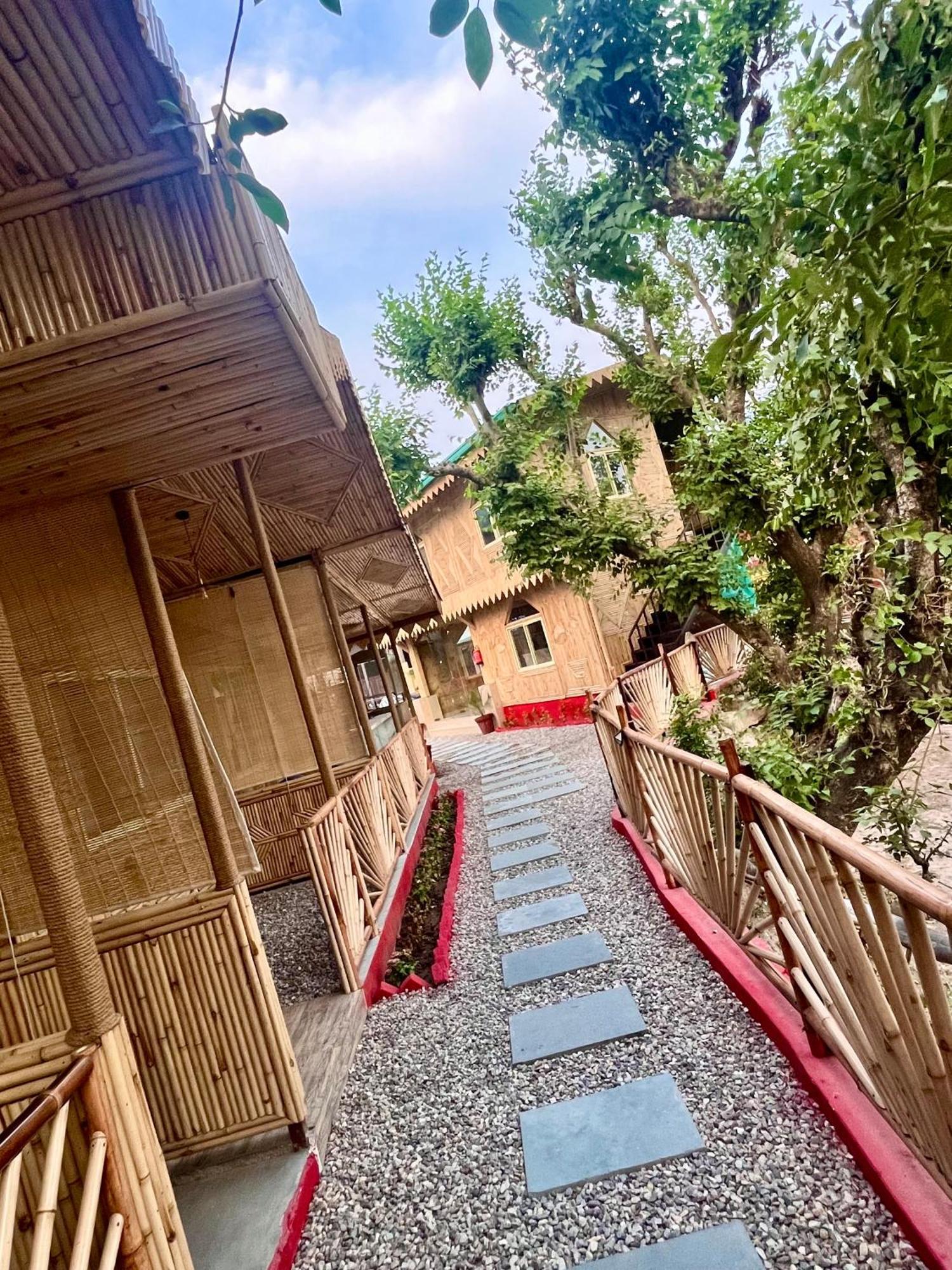 Bamboo Garden Cottages And Cafe リシケーシュ エクステリア 写真
